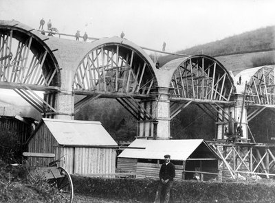 Viaducto Chelfam en construcción, c.1896 de English Photographer